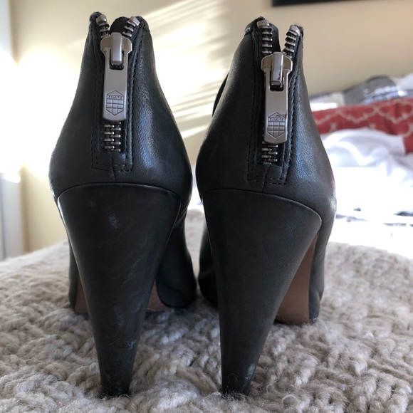 🆕 GRAY VINCE CAMUTO HEELED BOOTIES WITH OPEN TOE - Picture 4 of 7